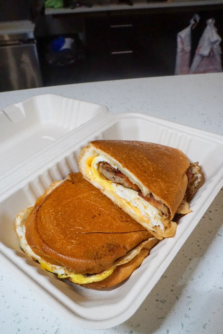 Sándwich de bacon, huevo y queso