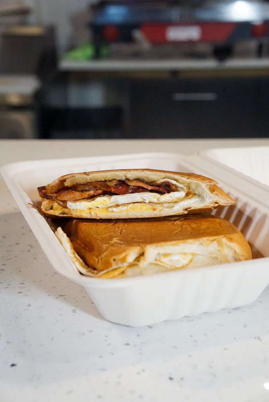 Sándwich de bacon, huevo y queso