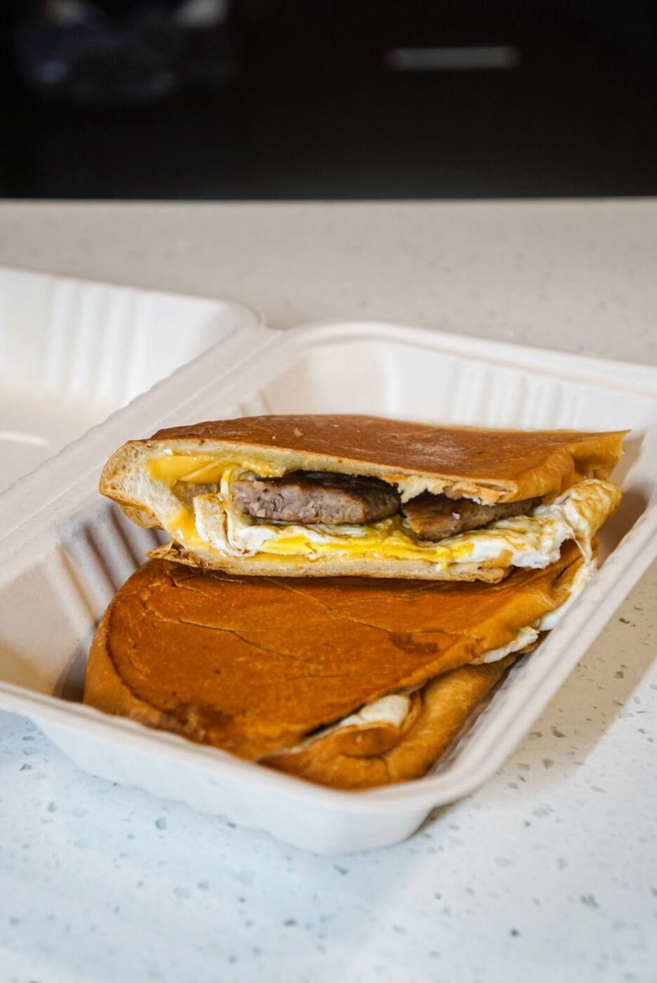Sándwich de salchicha, huevo y queso