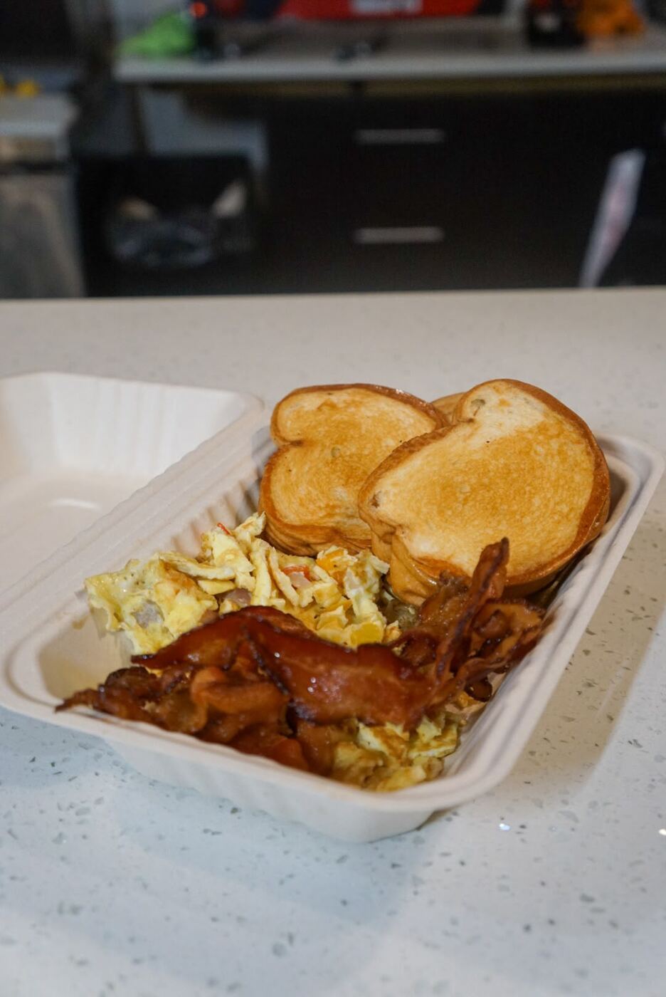 American breakfast con huevos, bacon y tostadas