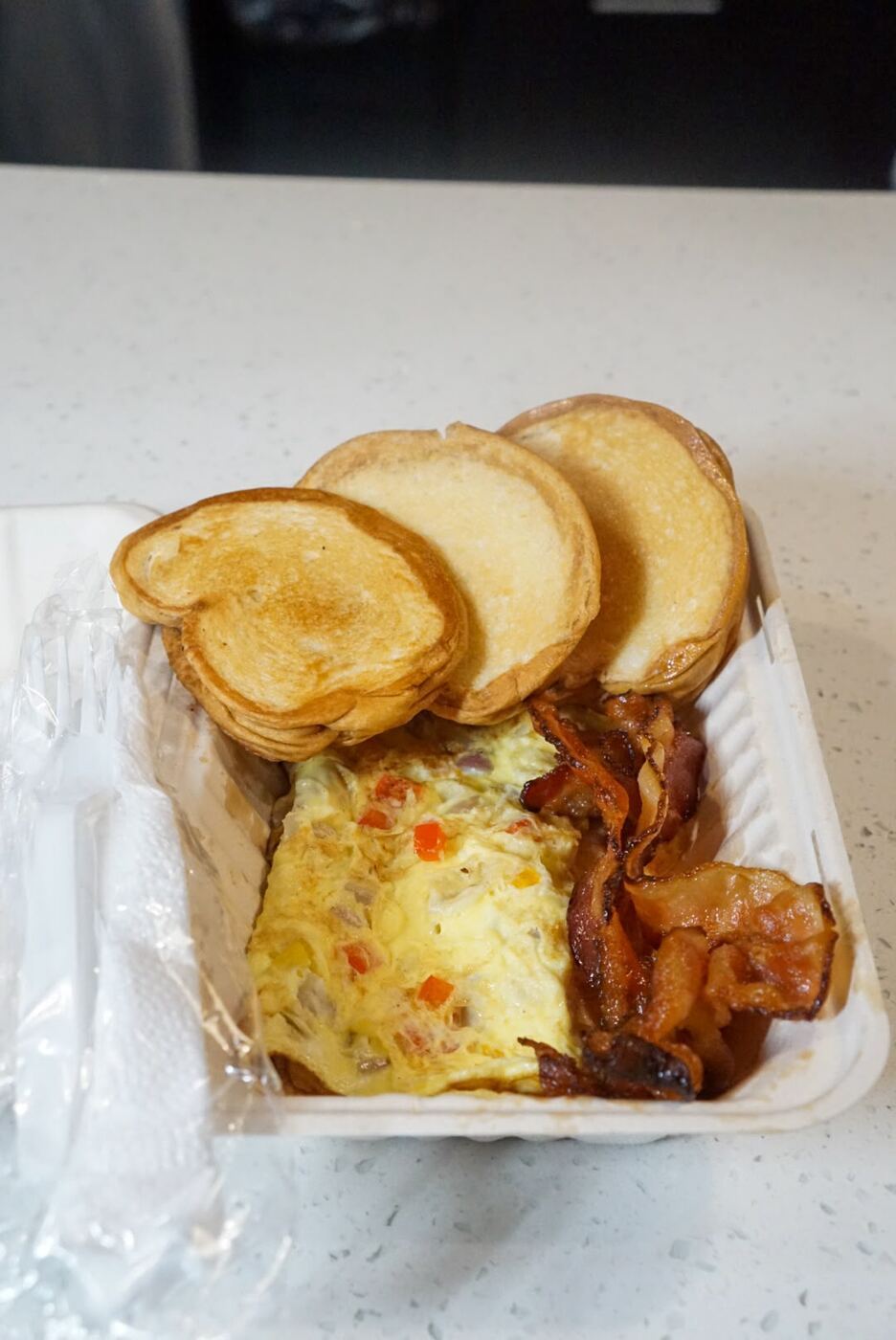 Omelette con bacon y tostadas
